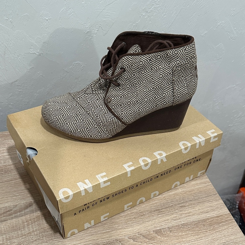 TOMS Women's Geometric Pattern Wedge Shoes - Brown and Cream